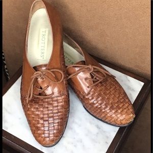 Trotters woven leather oxfords Size 8